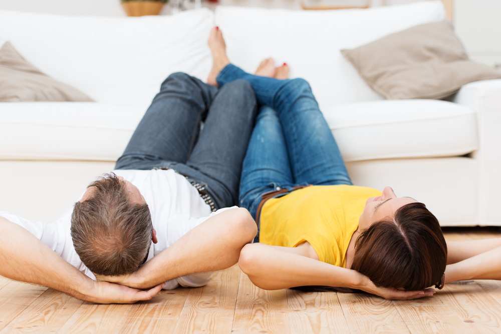 Lie day. Молодая пара релакс на диване. Couple laying on Floor Top view.